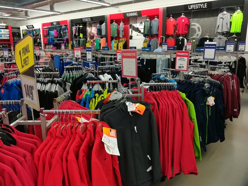 Lanțul de magazine Hervis va dispărea din peisajul retail din România, fiind înlocuit de o nouă entitate, după schimbarea proprietarului Hervis, unul dintre cei mai cunoscuți retaileri de articole sportive din România, va înceta să mai funcționeze sub acest nume, în urma unei tranzacții majore în sectorul de distribuție