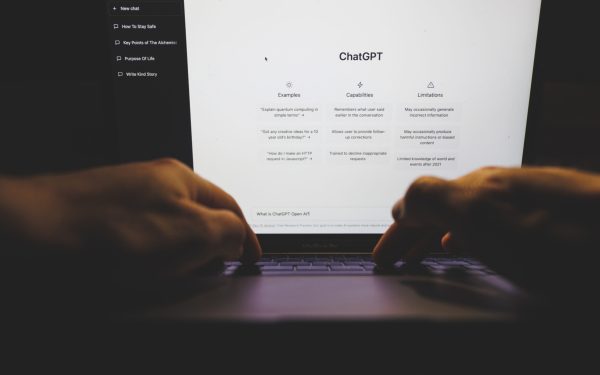 AI: Petiții la Inspectoratul Școlar Timiș. Dialog cu Chat GPT, o premieră