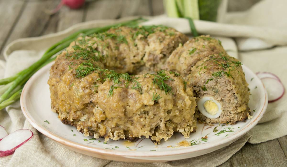 Pregătirea măruntaielor pentru drob, o artă culinară apreciată în România, necesită atenție sporită la detalii pentru a obține un preparat gustos și perfect gătit