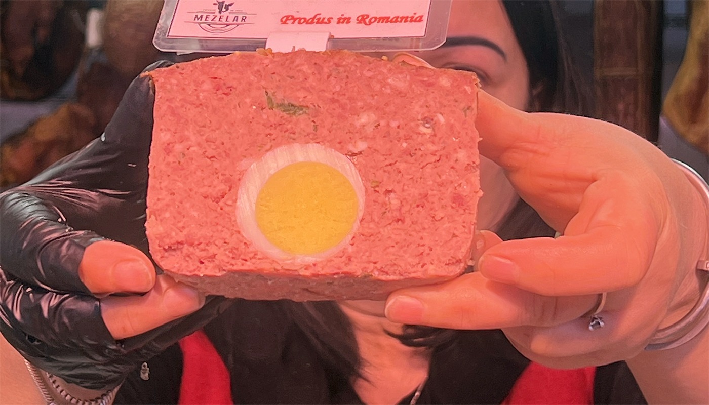 În Piața OBOR din București, drobul de miel, o tradiție culinară așteptată de Paște, este vedeta vitrinelor