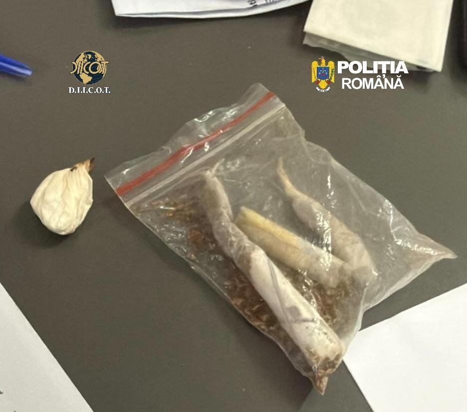 Barbat arestat la domiciliu continuă traficul de droguri