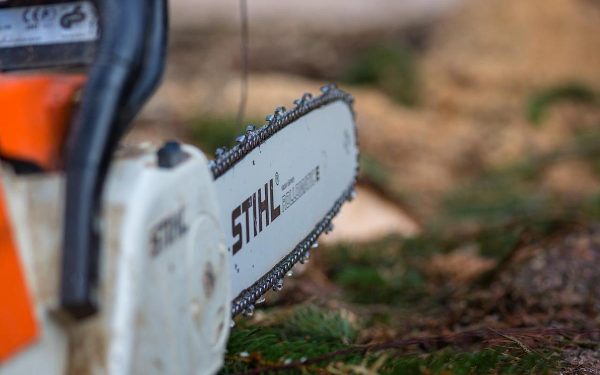 BĂRBAT DECEDAT în Alba: S-a tăiat cu drujba, anchetă pentru ucidere din culpă