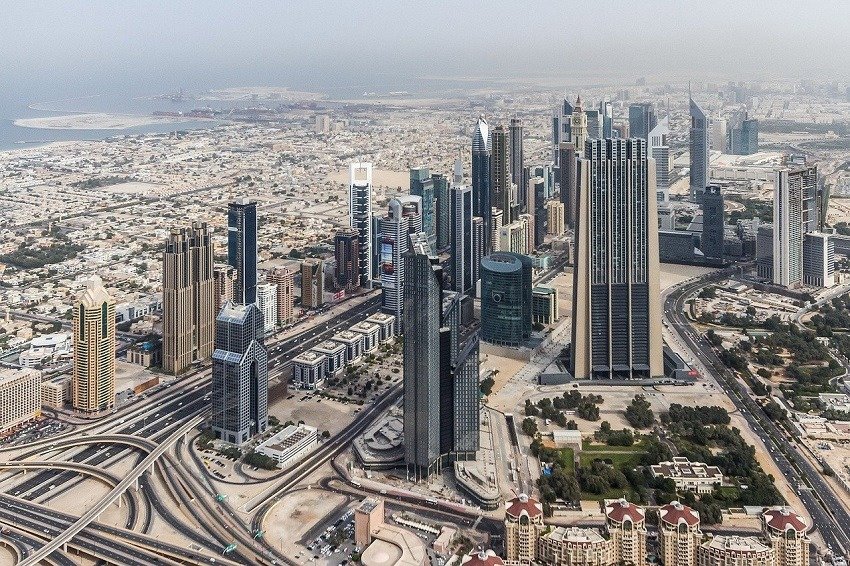 Expații și influencerii care activează în Emiratele Arabe Unite se confruntă cu riscuri considerabile, pe fondul tensiunilor din Orientul Mijlociu și al controverselor legate de sistemul juridic al țării