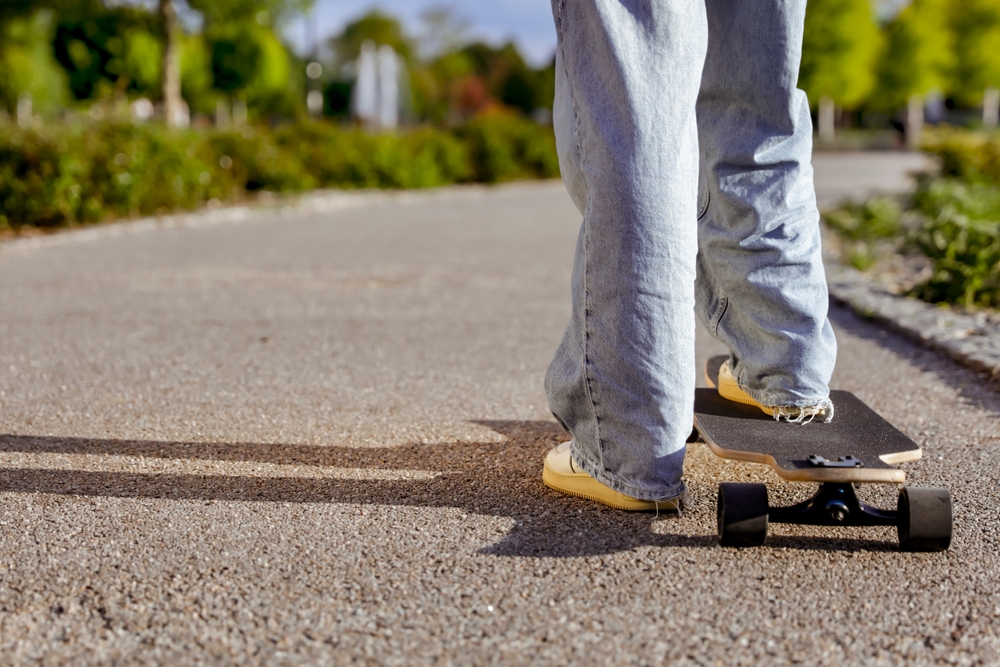 Te tentează să te urci pe o placă de skateboard? Ei bine, nu e doar o modă trecătoare, ci un stil de viață pentru mulți