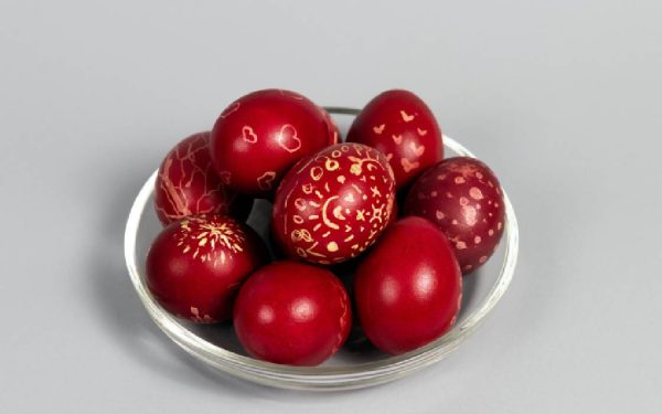 Cât rezistă ouăle de Paște la frigider: Ghidul expertului pentru prospețime