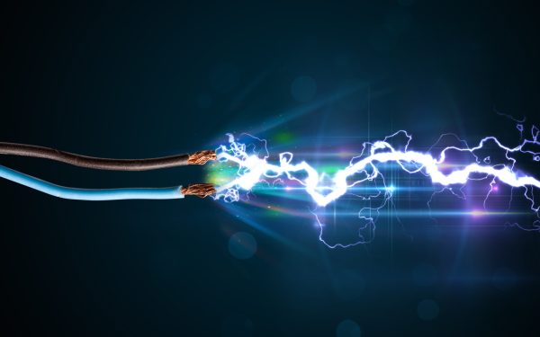 Electricitatea, record în 2025: EV-urile și centrele de date, motoarele creșterii