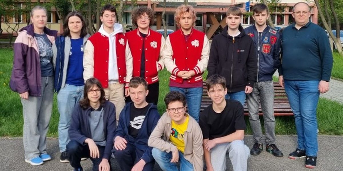 AUR și argint pentru elevii români la IT în competiția internațională