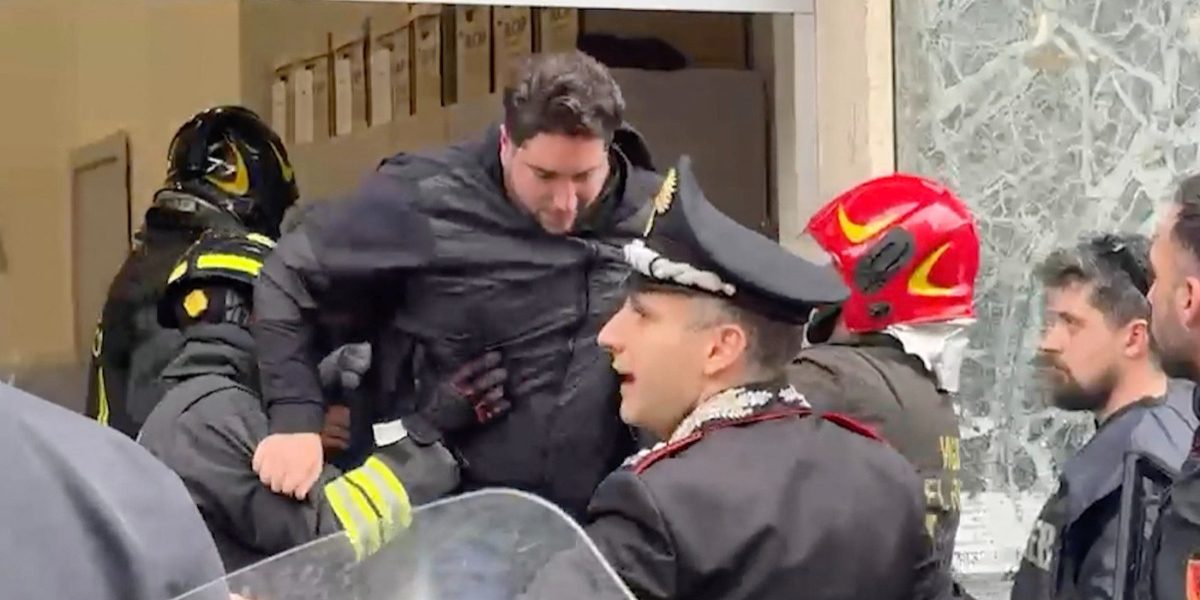 Teroare în Napoli: Hoți înarmați au atacat o bancă, 25 de ostatici luați