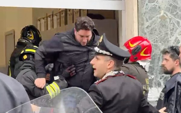 Teroare în Napoli: Hoți înarmați au atacat o bancă, 25 de ostatici luați