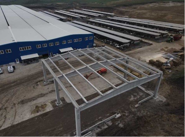 Producătorul de lapte de vacă DN AGRAR va lansa, cel mai probabil în septembrie 2026, primele livrări de smântână, lapte degresat, SMC și lapte Kosher din fabrica sa aflată în construcție în România