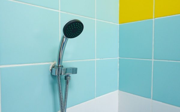 Faianța cade de pe perete? Greșeala banală pe care o fac românii!