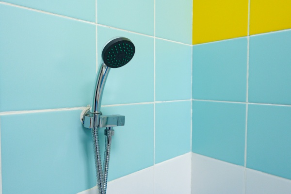 Faianța cade de pe perete? Greșeala banală pe care o fac românii!