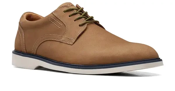 Bărbații, la cumpărături: Găsirea pantofilor perfecți, o aventură modernă