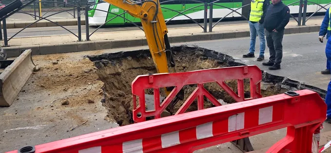 Lucrările de reparaţie pe Mihai Bravu, între Calea Vitan şi Dristor, blochează circulaţia de aproape trei săptămâni fără o informare clară sau semnalizare adecvată