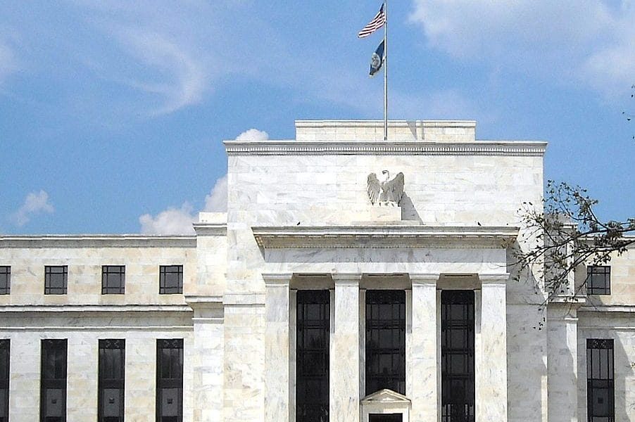 Fed menține dobânzile: Ce se întâmplă cu inflația în SUA și Europa?