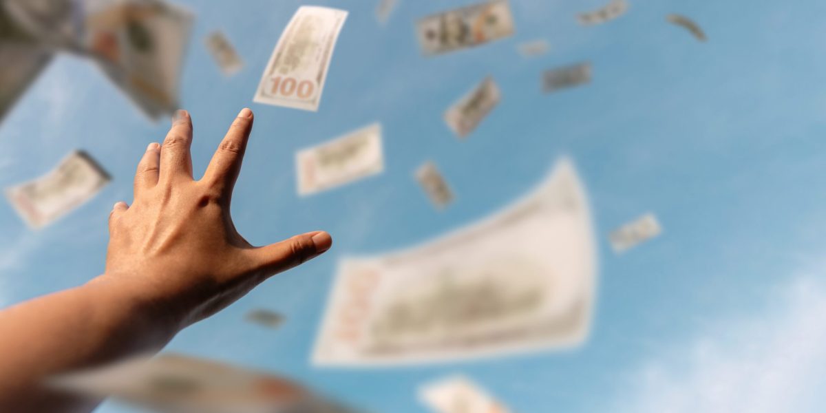 Ceartă aprinsă în familie: O femeie aruncă 160.000 de dolari de la balcon