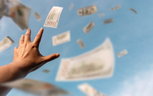 Ceartă aprinsă în familie: O femeie aruncă 160.000 de dolari de la balcon