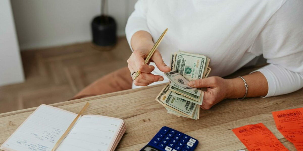 Tineri dependenți financiar: Specialiștii cer reguli clare pentru ajutorul părinților