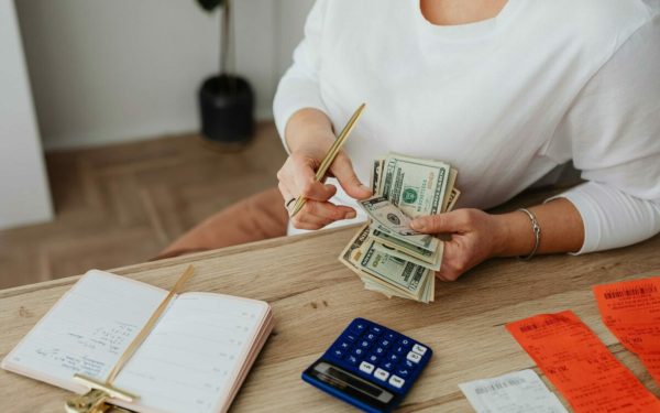 Tineri dependenți financiar: Specialiștii cer reguli clare pentru ajutorul părinților