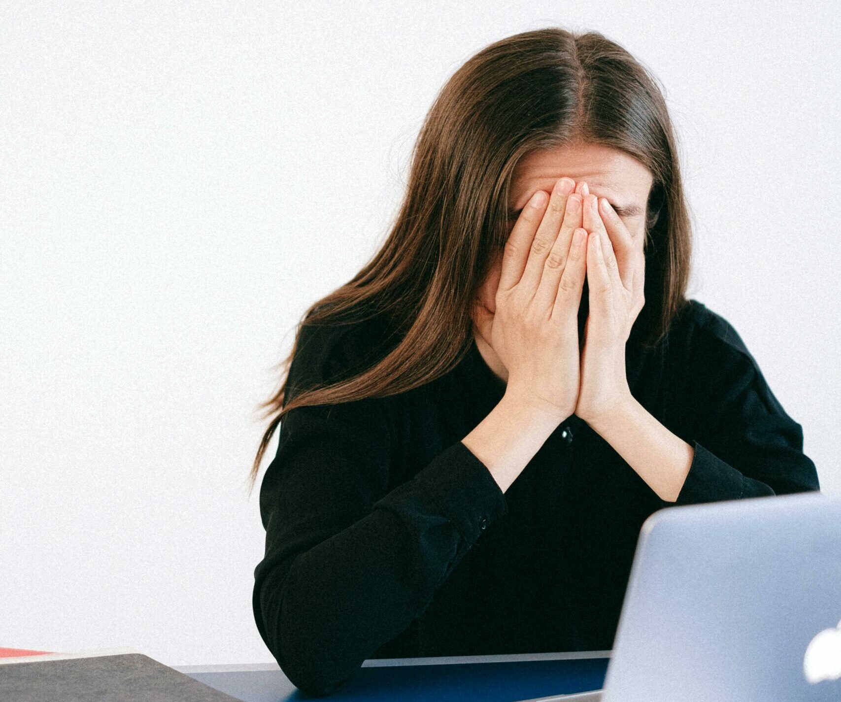 Utilizarea excesivă a telefoanelor mobile, computerelor și tabletelor începe să aibă efecte vizibile asupra sănătății fizice, avertizează specialiștii