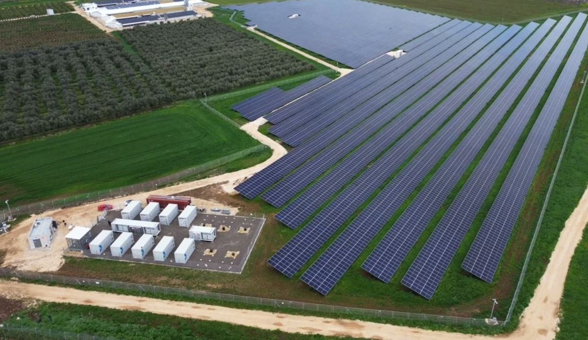 Autorizația pentru o capacitate de 76,76 MW de stocare a energiei electrice la Părău, județul Brașov, a fost propusă de compania HELIOLUX S.R.L
