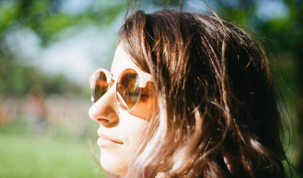 Cât soare ajunge pentru vitamina D? Ce riscăm dacă exagerăm?