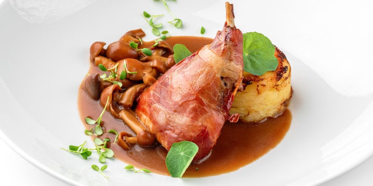 Înlocuiește mielul cu iepure: o friptură delicioasă și mai sănătoasă pentru masa de Paște