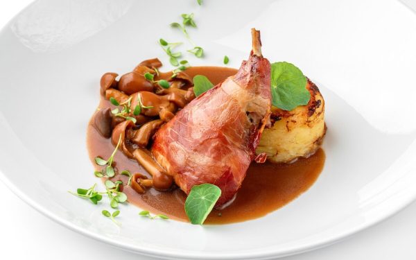 Înlocuiește mielul cu iepure: o friptură delicioasă și mai sănătoasă pentru masa de Paște