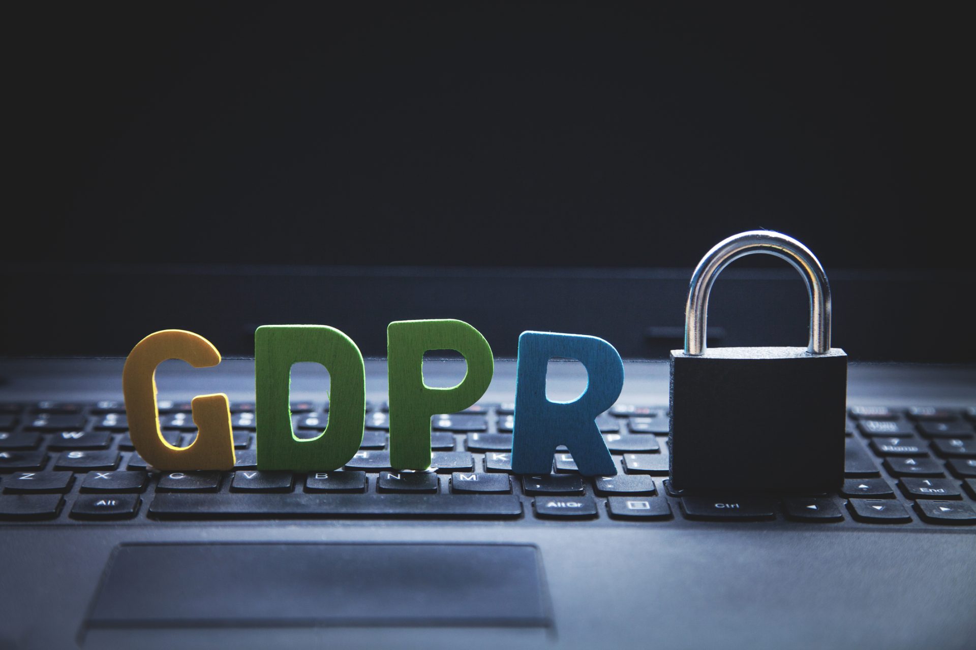 Firma din România amendată cu mii de euro după atacul hackerilor sub regulamentul GDPR 2026