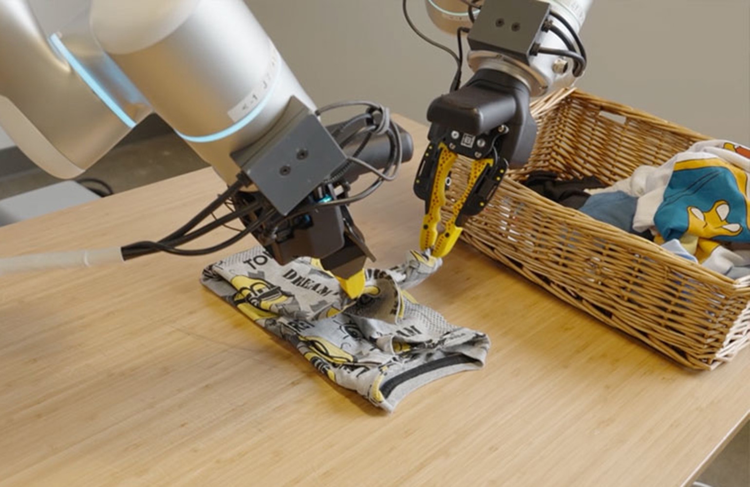 O nouă generație de roboți menajeri pare să se apropie de perfecțiune, promițând să transforme complet modul în care ne gestionăm treburile casnice