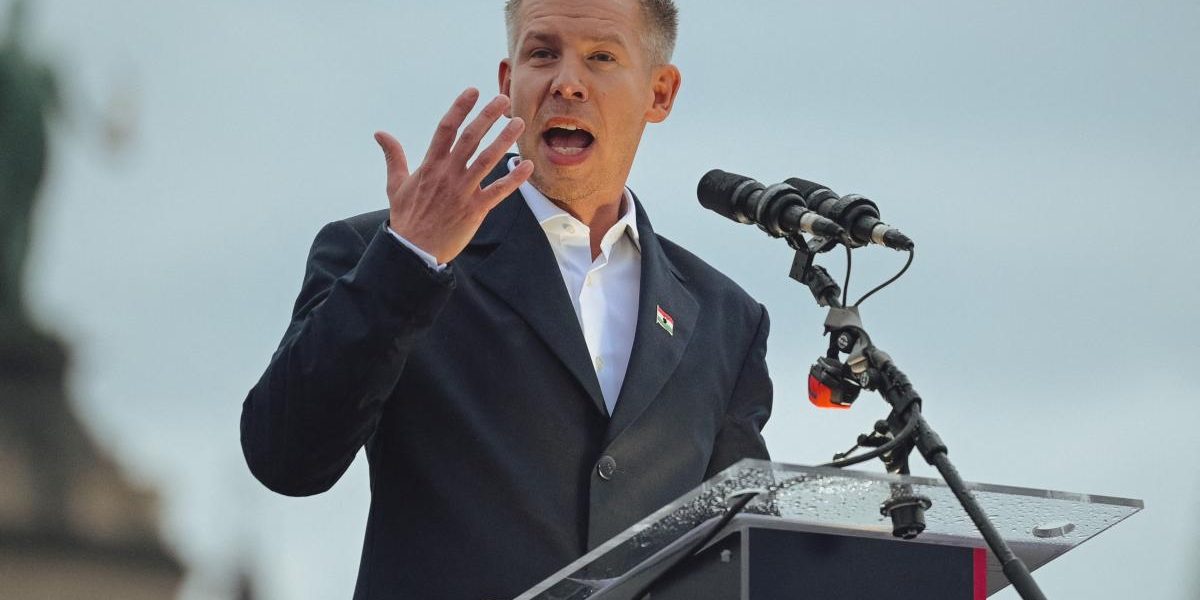 Simion, dansând pe morminte, trădează interesele ungurești, acuză Magyar