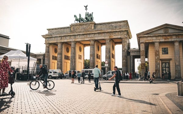 Berlin: Turiștii, plătiți să strângă gunoi. O nouă măsură, spre o curățenie ca-n Elveția?