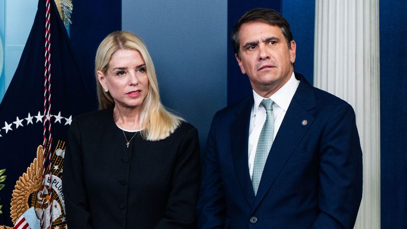 Trump numește-o pe Pam Bondi în funcția de procuror general