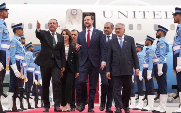 Iran: Negocieri cruciale în Pakistan, cu oficiali și Vance, pe fondul războiului