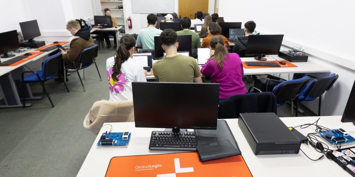 Hitachi modernizează laboratoare la Politehnica București: investiție uriașă în educație