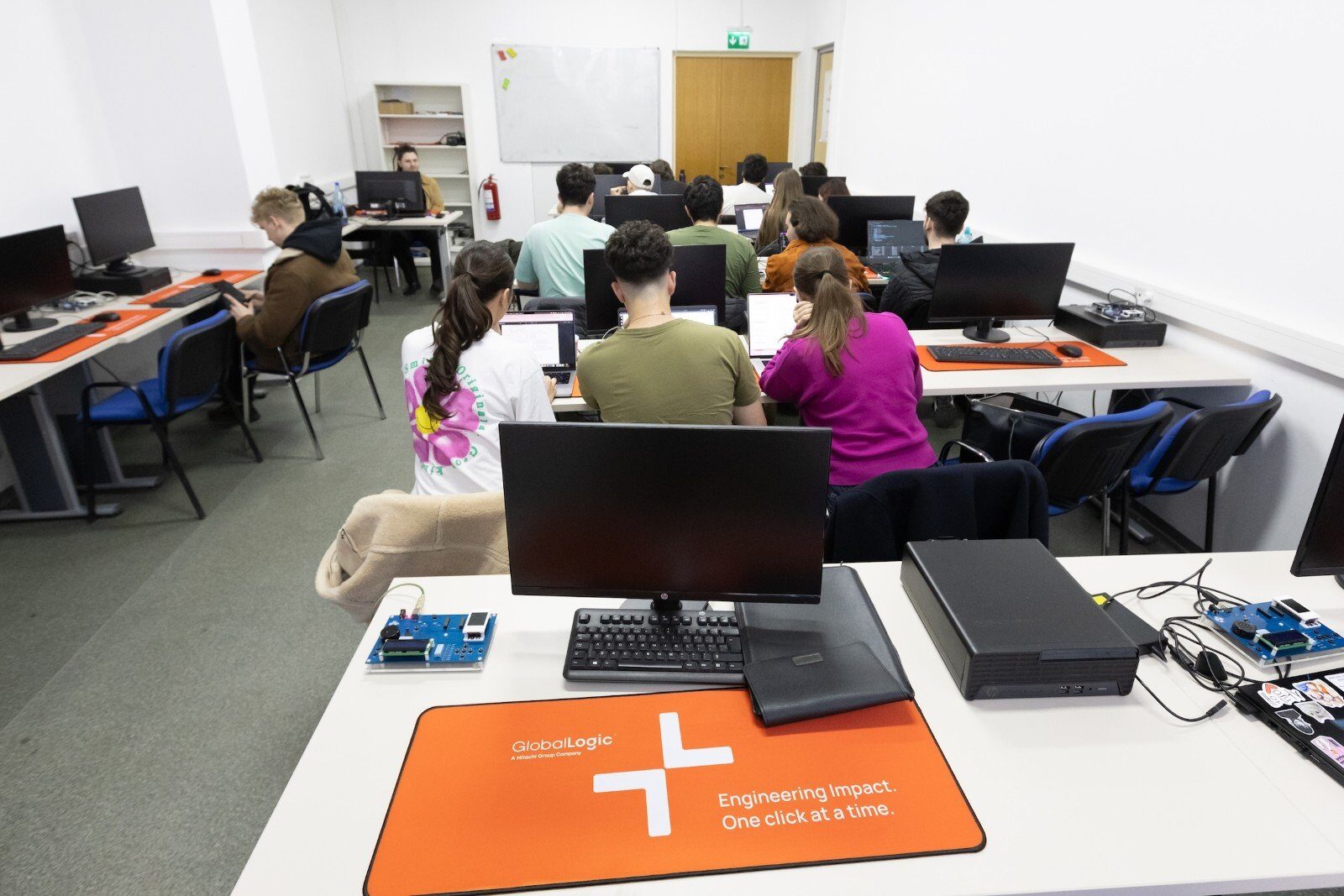 Hitachi modernizează laboratoare la Politehnica București: investiție uriașă în educație