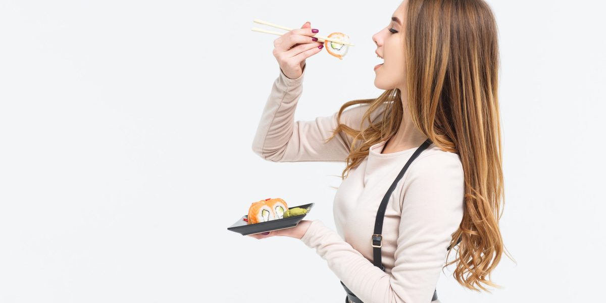 Mâncatul în picioare: Un obicei periculos? Specialiștii avertizează