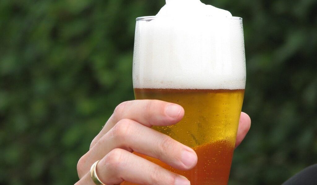 Berea zilnică, un obicei periculos? Ce riscă organismul tău?