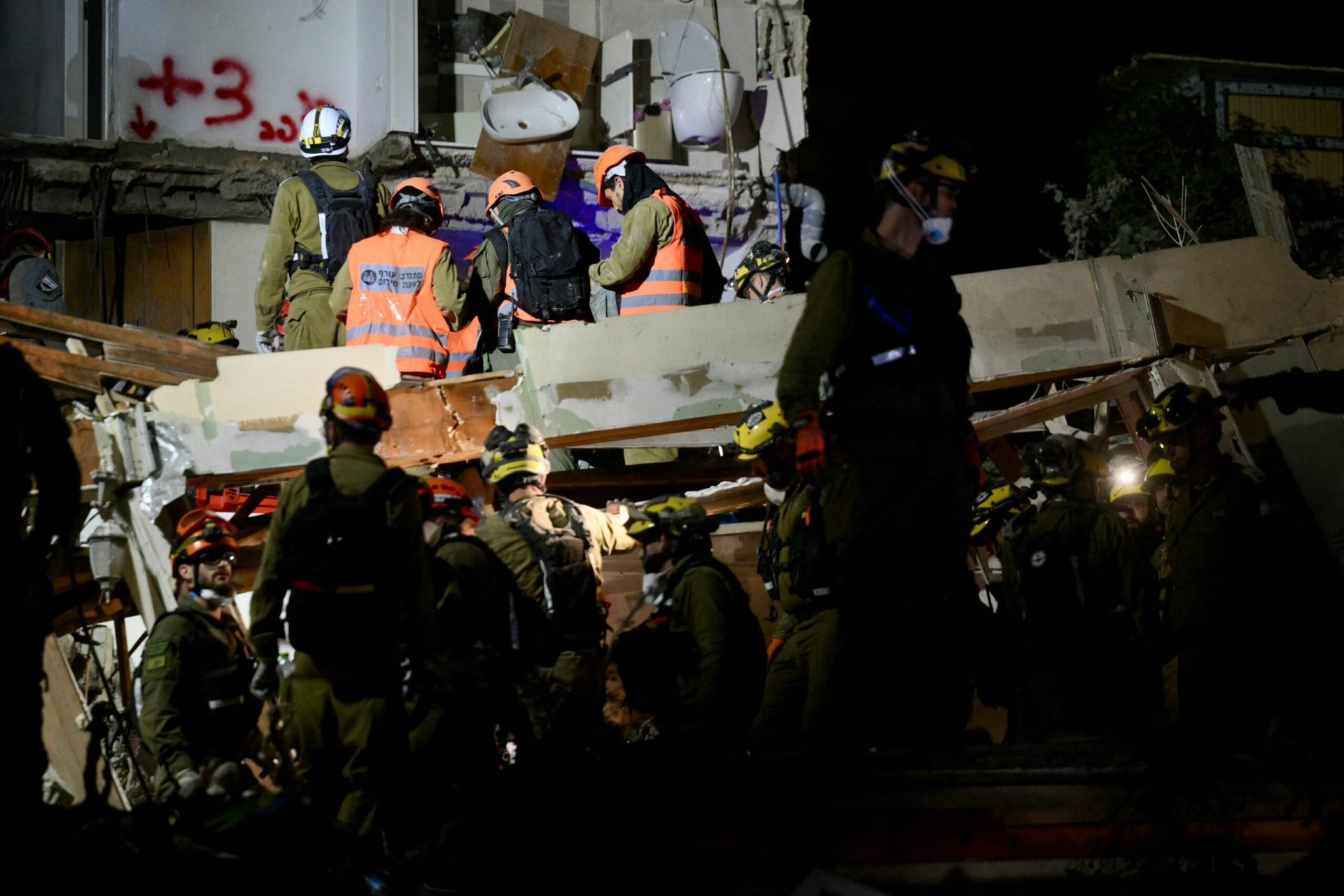 Israel a fost lovit de un nou atac cu rachete lansate din Iran, care a vizat orașul Haifa, tragedie confirmată de autoritățile israeliene, care anunță cel puțin două persoane decedate și o clădire rezidențială distrusă