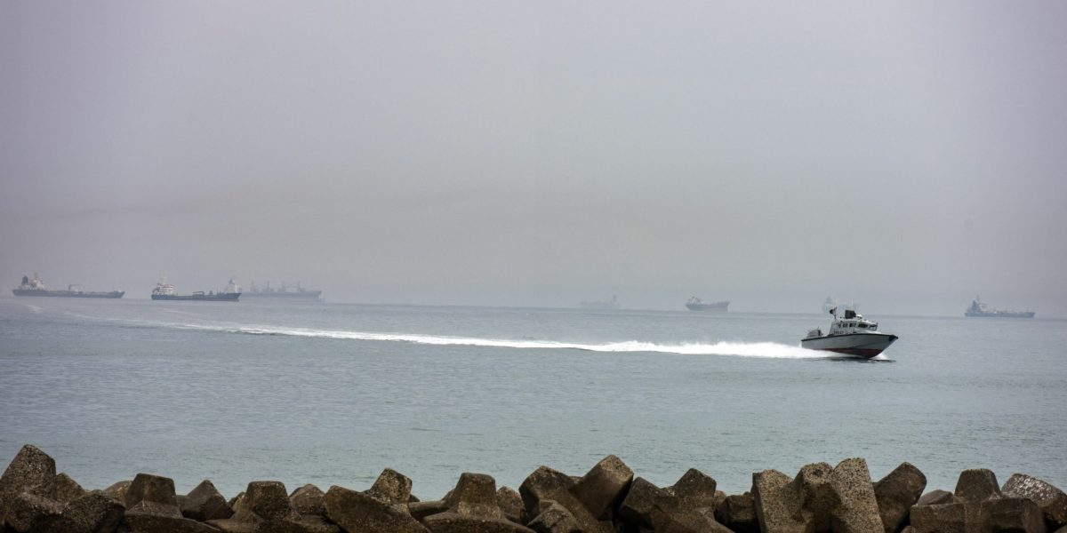 Iranul sfidează: Focuri de armă la strâmtoarea Ormuz, tensiuni crescute