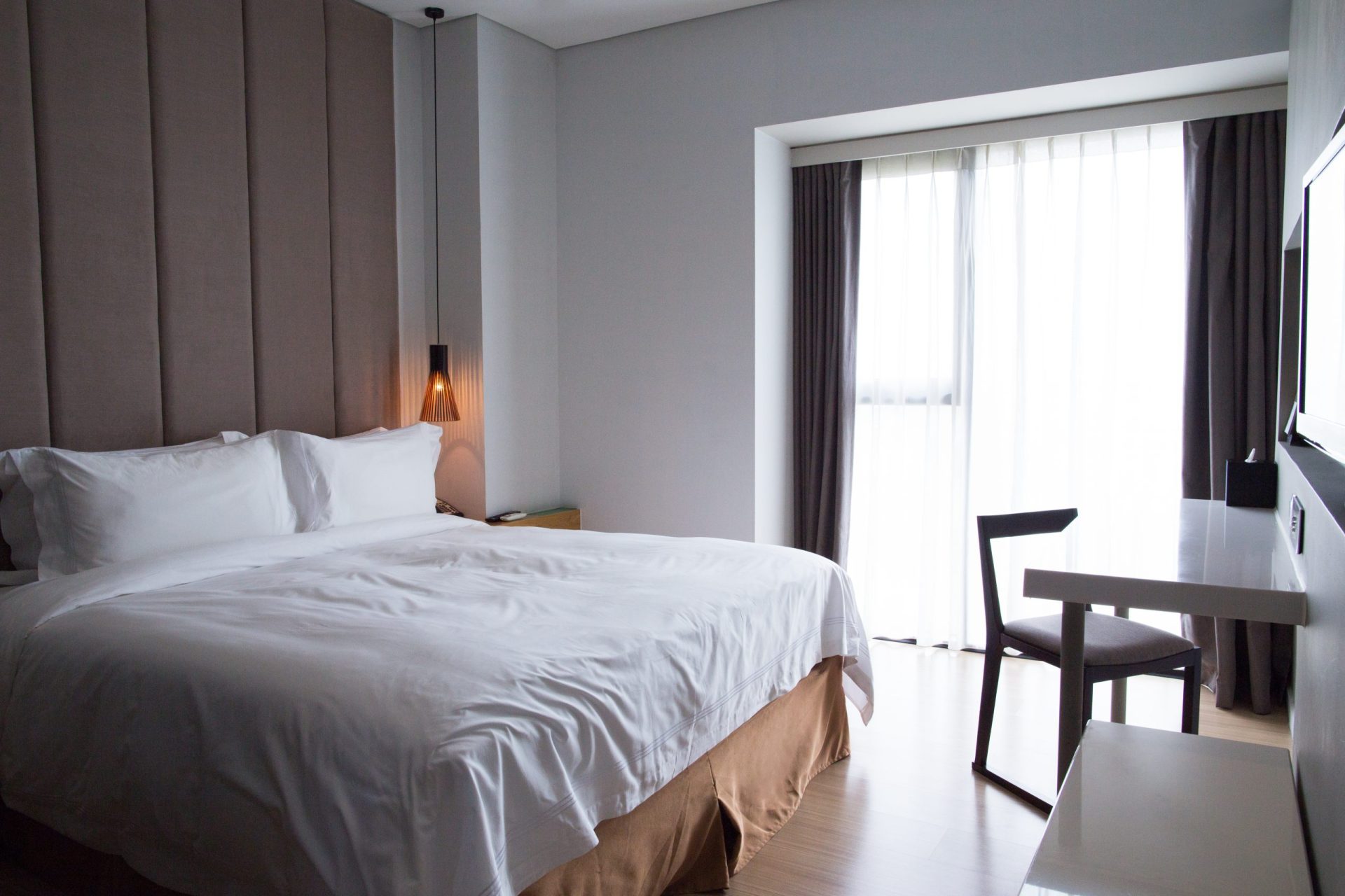 Verificarea rapidă a igienei într-o cameră de hotel poate fi esențială pentru confortul și sănătatea călătorilor