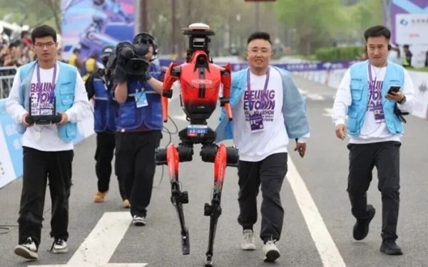 Robotul „alergător” detronează recordul uman la semimaratonul de la Beijing