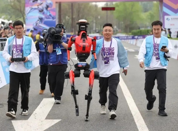 Robotul „alergător” detronează recordul uman la semimaratonul de la Beijing
