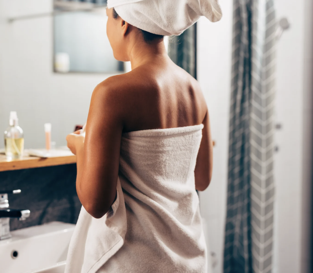 Produsele etichetate drept „naturale” pentru deodorant sunt tot mai populare pe piața din România, însă specialiștii avertizează că aceste produse nu sunt neapărat mai sigure decât cele convenționale