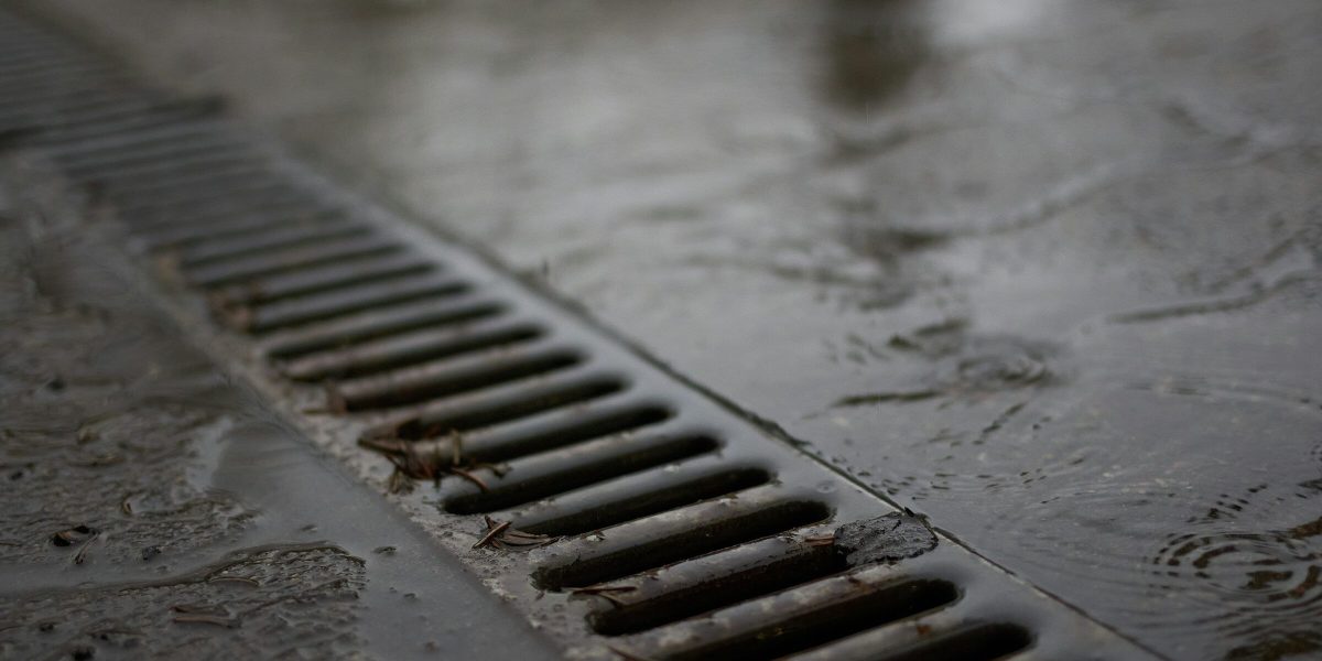 Negoită, tun de 3.000 € pentru o gură de canalizare: Un metru, 500 €!