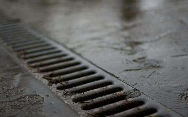 Negoită, tun de 3.000 € pentru o gură de canalizare: Un metru, 500 €!