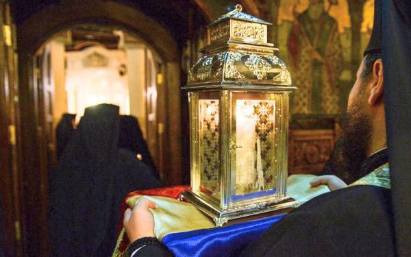 Sfânta Lumină ajunge la București cu avion privat. Impactul războiului din Orient