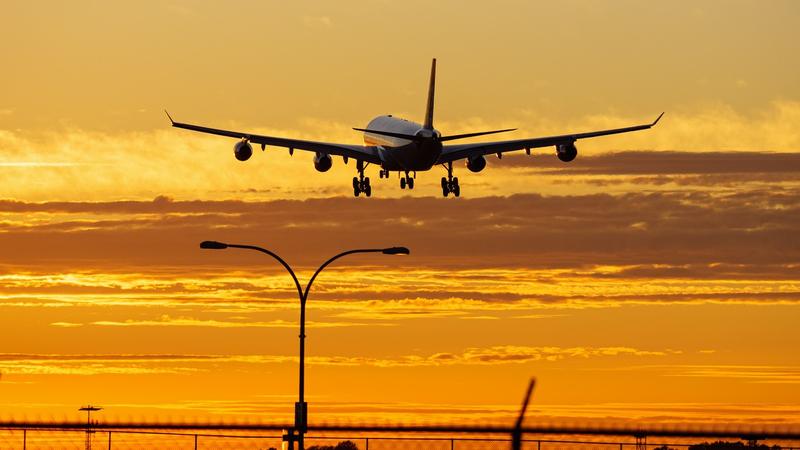 După anunțul companiei aeriene low-cost spaniolă Volotea privind reducerea zborurilor sale, recent, alte două nume mari din sectorul aviatic european au adus vești mai puțin optimiste: RYANAIR și LUFTHANSA