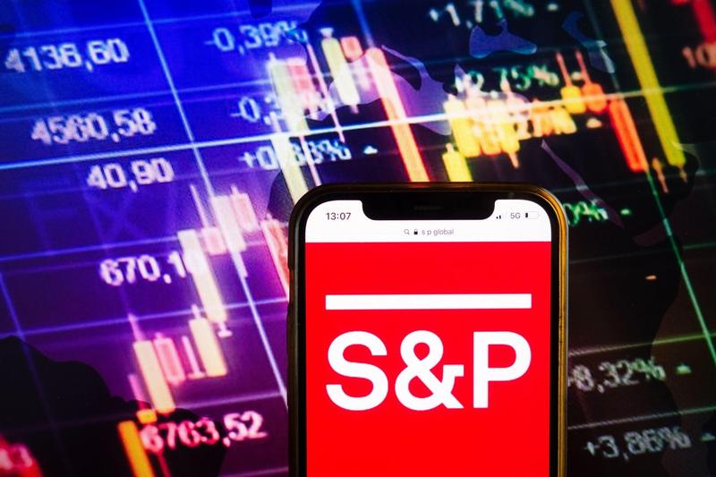 Agenția de evaluare financiară S&P Global Ratings a reconfirmat vineri ratingurile pentru datoria pe termen lung și scurt a României, plasându-le la categoria „BBB minus / A-3”, și menținând totodată perspectiva negativă asupra perspectivelor financiare ale țării