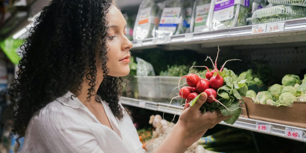 Români, asaltați de scumpiri: Cum economisesc la alimente